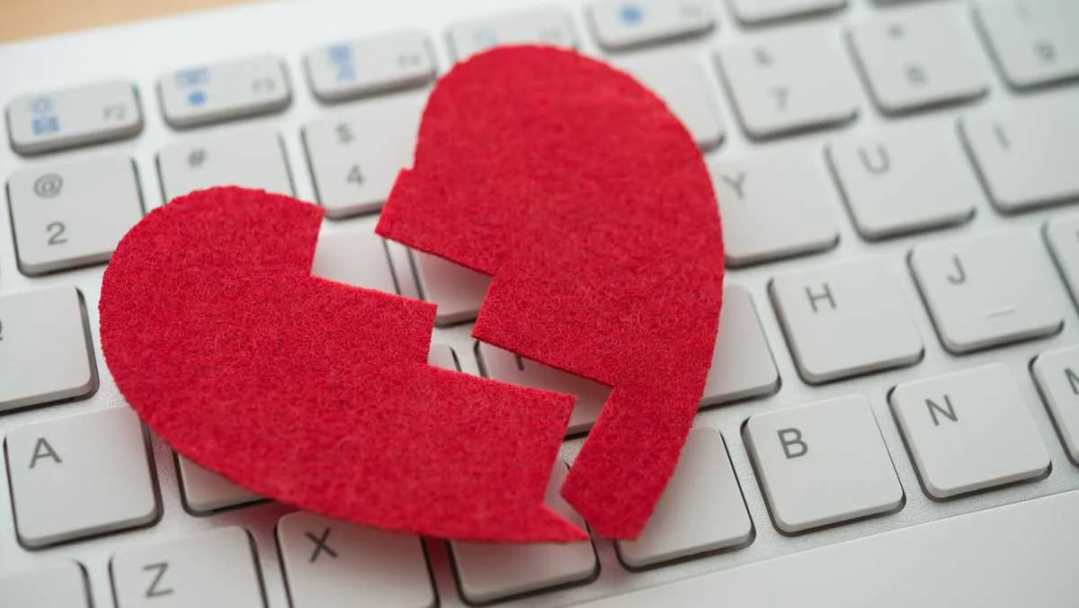 Pennsylvania Woman Loses at Least 384,000 Dollars in Tiktok Romance Scam After Man Posing as Country Music Star Asks for Cash